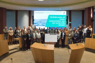 Groepsfoto met alle deelnemers van de slotbijeenkomst project 'Medicijnresten uit Water Noord-Nederland'
